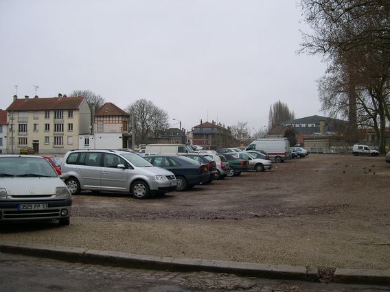  Parking sur terrain vague (quartier de la cathédrale)